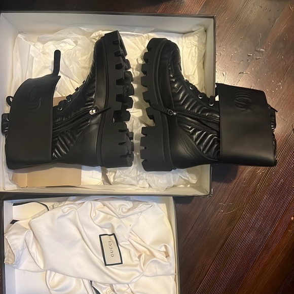 New Gucci Women’s Interlocking GG Logo Matelasse Leather Ankle boots - Picture 4 of 4